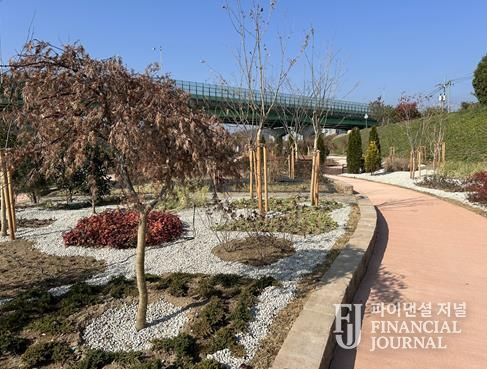최근 불로동 1107-1번지 불로천 둔치에 생활밀착형 숲(실외정원) 조성사업을 완료했다.