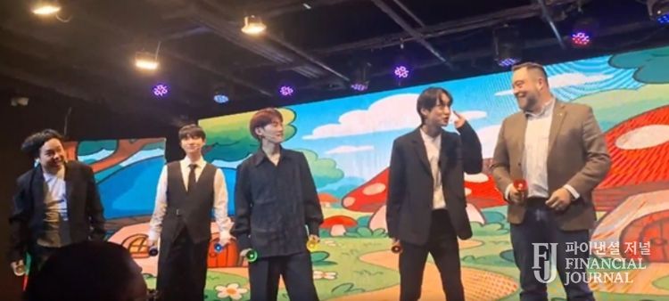 공연을 하고있는 K-Pop 개그 아이돌 과 바스티안 뢰슬러 회장 회장 (Plasmatreat Korea) (사진제공: 주한외국기업연합회 KOFA)